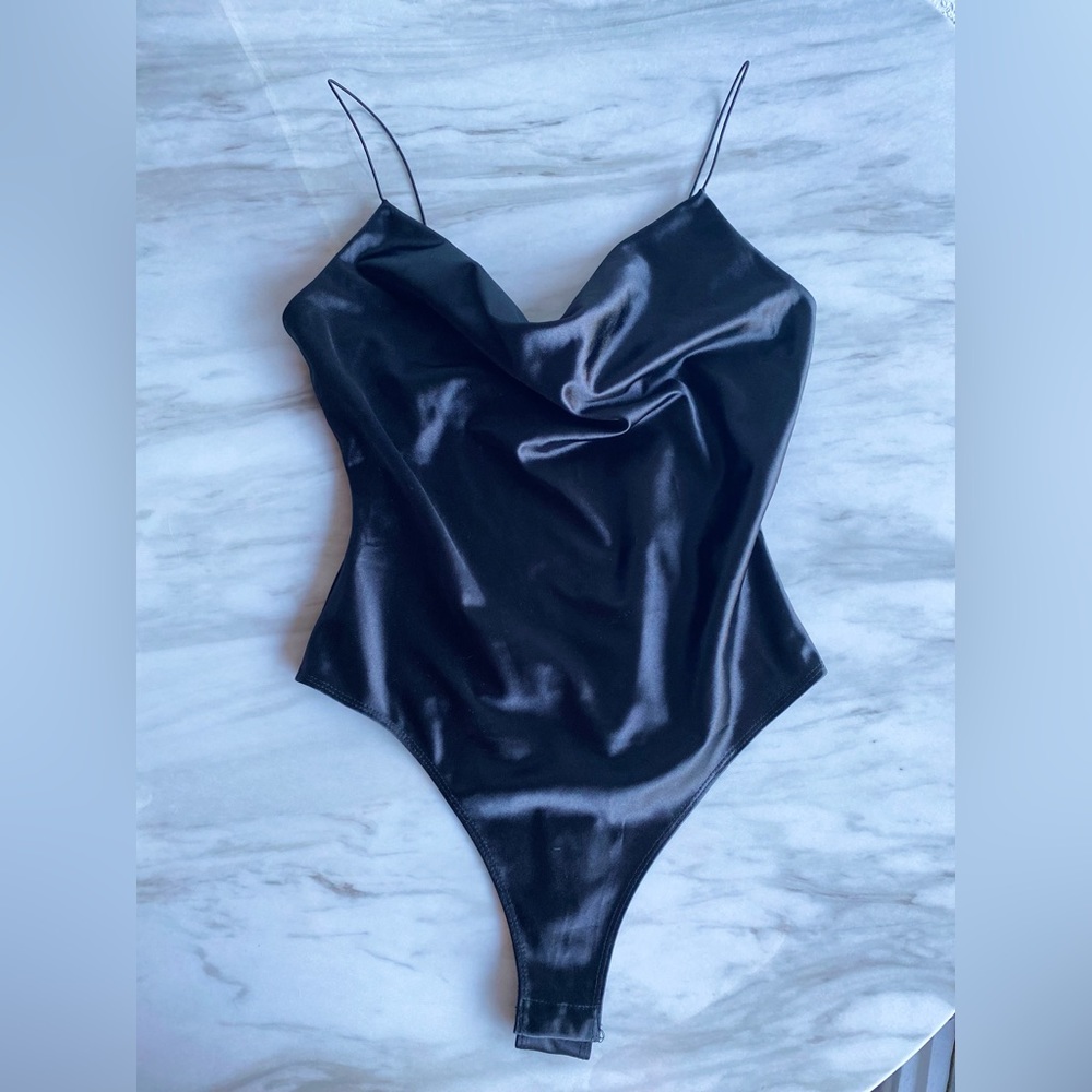 🎩♟️ Forever 21 Satin shimmer black bodysuit cowl collar spaghetti straps size S